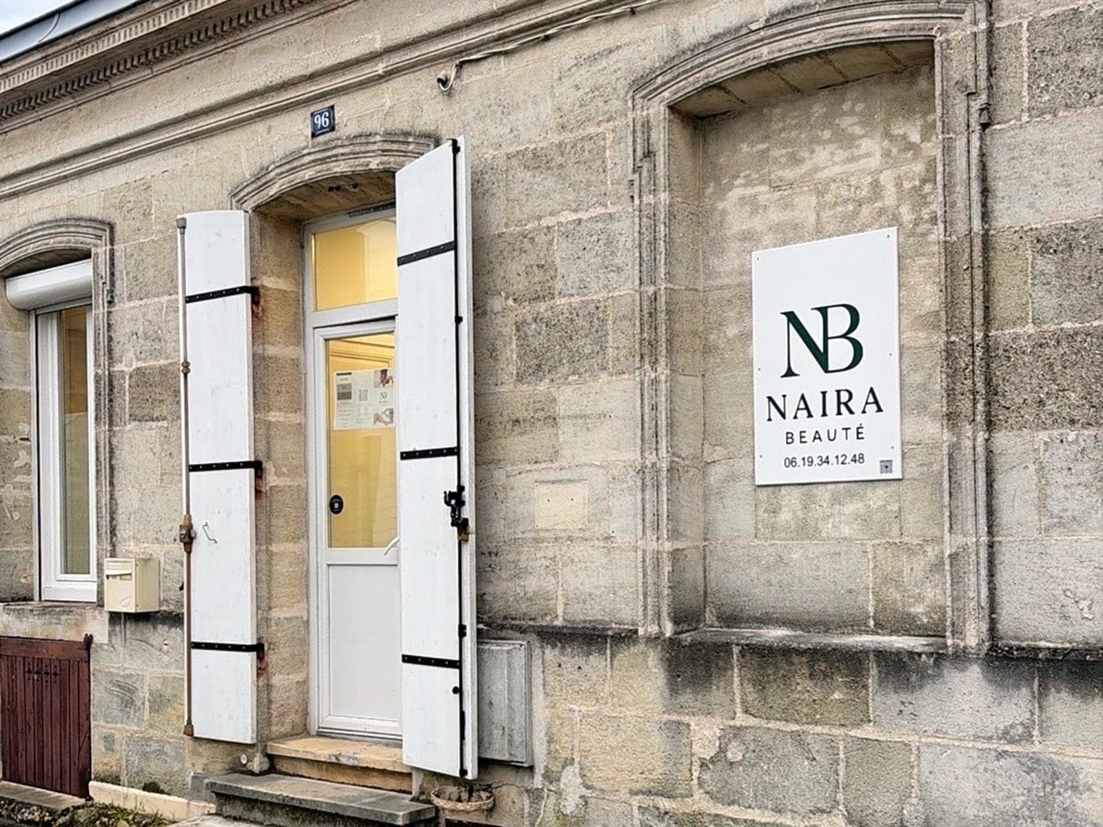 Façade en pierre de l’institut Naira Beauté, 96 rue Denfert-Rochereau à Bègles